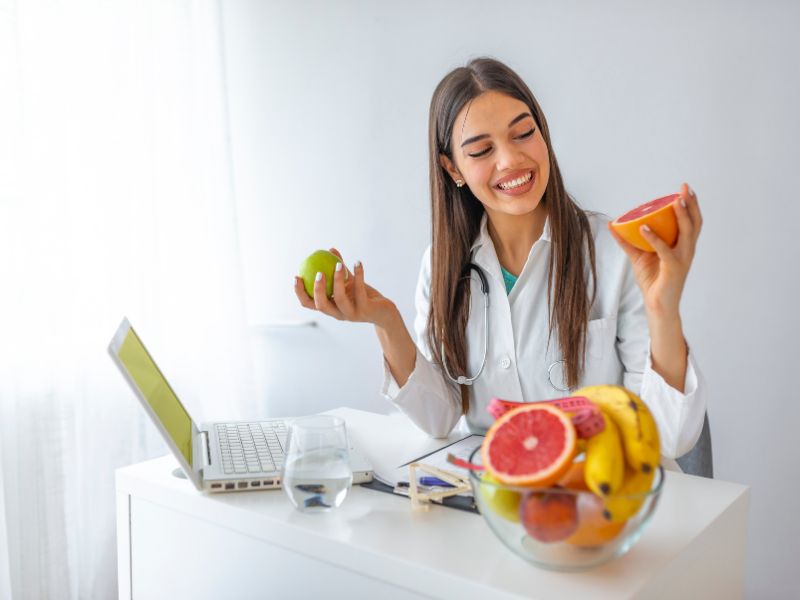 Nutricionista enseñando los principios básicos de la nutrición